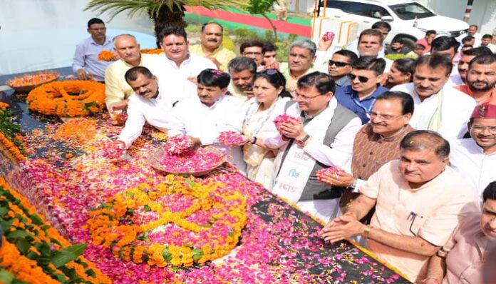 Chief Minister paid tribute to the martyrs of the state movement at Rampur Tiraha