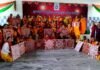 कूर्मांचल सांस्कृतिक एवं कल्याण परिषद द्वारा आयोजित दीपावली मेले में महिलाओं ने प्राकृतिक लाल गेरू और बिस्वार से बनाये ऐपण