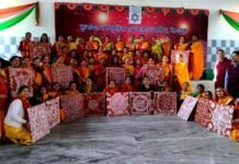 कूर्मांचल सांस्कृतिक एवं कल्याण परिषद द्वारा आयोजित दीपावली मेले में महिलाओं ने प्राकृतिक लाल गेरू और बिस्वार से बनाये ऐपण