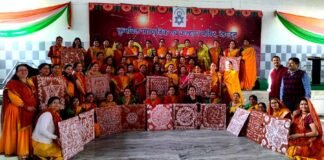 कूर्मांचल सांस्कृतिक एवं कल्याण परिषद द्वारा आयोजित दीपावली मेले में महिलाओं ने प्राकृतिक लाल गेरू और बिस्वार से बनाये ऐपण