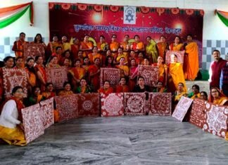 कूर्मांचल सांस्कृतिक एवं कल्याण परिषद द्वारा आयोजित दीपावली मेले में महिलाओं ने प्राकृतिक लाल गेरू और बिस्वार से बनाये ऐपण