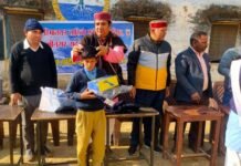 हिमालयन साहित्य एवं कला परिषद् श्रीनगर गढ़वाल द्वारा निर्धन छात्र छात्राओं को बांटी गयी आवश्यक वस्तुएं