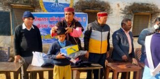 हिमालयन साहित्य एवं कला परिषद् श्रीनगर गढ़वाल द्वारा निर्धन छात्र छात्राओं को बांटी गयी आवश्यक वस्तुएं