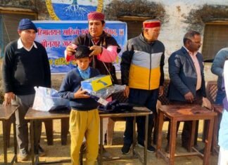 हिमालयन साहित्य एवं कला परिषद् श्रीनगर गढ़वाल द्वारा निर्धन छात्र छात्राओं को बांटी गयी आवश्यक वस्तुएं