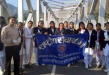 NSS स्वयंसेवियों ने अलकनंदा घाट मे चलाया गंगा स्वच्छता कार्यक्रम