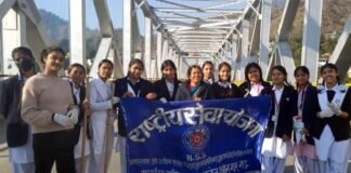 NSS स्वयंसेवियों ने अलकनंदा घाट मे चलाया गंगा स्वच्छता कार्यक्रम