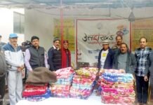 उत्तराखंड सांस्कृतिक समिति ने जरूरतमंदों को बांटे कंबल एवं गर्म कपड़े