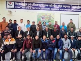व्यायाम शिक्षकों के तीन दिवसीय फुटबॉल प्रशिक्षण में खेल प्रशिक्षकों के द्वारा फुटबॉल के बारे में विस्तारपूर्वक दी गयी जानकारी