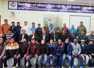 व्यायाम शिक्षकों के तीन दिवसीय फुटबॉल प्रशिक्षण में खेल प्रशिक्षकों के द्वारा फुटबॉल के बारे में विस्तारपूर्वक दी गयी जानकारी