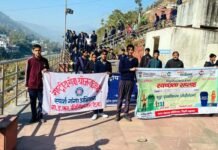 स्पर्श दिवस स्पर्श गंगा दिवस पर NSS स्वयंसेवियों ने अलकनंदा घाट मे चलाया गंगा स्वच्छता अभियान