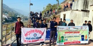स्पर्श दिवस स्पर्श गंगा दिवस पर NSS स्वयंसेवियों ने अलकनंदा घाट मे चलाया गंगा स्वच्छता अभियान