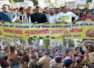 पुरानी पेंशन बहाली की मांग को लेकर कर्मचारियों ने देहरादून में किया सीएम आवास कूच, पुलिस से हुई तीखी नोकझोंक