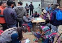 श्रीनगर शहर में झुग्गियों में रह रहे लोगों के लिए एक निःशुल्क स्वास्थ्य शिविर का आयोजन