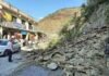 रुद्रप्रयाग बाजार में अचानक पहाड़ी से गिरा मलबा, तीन वाहन मलबे में दबे Debris suddenly fell from the hill in Rudraprayag