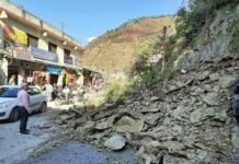 रुद्रप्रयाग बाजार में अचानक पहाड़ी से गिरा मलबा, तीन वाहन मलबे में दबे Debris suddenly fell from the hill in Rudraprayag