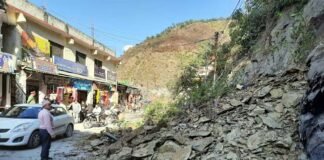 रुद्रप्रयाग बाजार में अचानक पहाड़ी से गिरा मलबा, तीन वाहन मलबे में दबे Debris suddenly fell from the hill in Rudraprayag