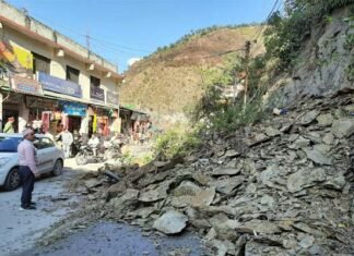 रुद्रप्रयाग बाजार में अचानक पहाड़ी से गिरा मलबा, तीन वाहन मलबे में दबे Debris suddenly fell from the hill in Rudraprayag