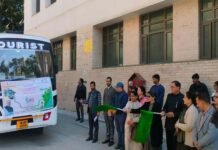 उत्तराखंड से 50 छात्र-छात्राओं का दल तमिलनाडु रवाना, पदमश्री कल्याण सिंह रावत एवं कुलपति प्रो. नौटियाल ने दिखाई हरी झंडी Yuva Sangam Team Uttarakhand