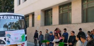 उत्तराखंड से 50 छात्र-छात्राओं का दल तमिलनाडु रवाना, पदमश्री कल्याण सिंह रावत एवं कुलपति प्रो. नौटियाल ने दिखाई हरी झंडी Yuva Sangam Team Uttarakhand