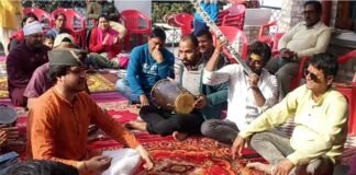 ऐगै फागुन मैना खेला होली.. श्रीनगर में पारम्परिक बैठकी होली का आगाज