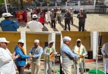 कांग्रेस कार्यकर्ताओं ने श्रीनगर में किया ध्वज वंदन, कीर्ति चक्र प्राप्त मेजर दिग्विजय सिंह रावत के पिता को किया सम्मानित