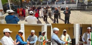कांग्रेस कार्यकर्ताओं ने श्रीनगर में किया ध्वज वंदन, कीर्ति चक्र प्राप्त मेजर दिग्विजय सिंह रावत के पिता को किया सम्मानित