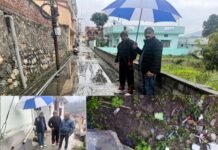 श्रीकोट गंगानाली में नाले का गंदा पानी घरों में घुसने से लोग परेशान, नगर आयुक्त को सौंपा ज्ञापन