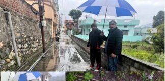 श्रीकोट गंगानाली में नाले का गंदा पानी घरों में घुसने से लोग परेशान, नगर आयुक्त को सौंपा ज्ञापन
