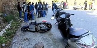 खांकरा में दर्दनाक हादसा: तेज रफ्तार डंपर ने स्कूटी को मारी टक्कर, महिला की मौत, पति घायल