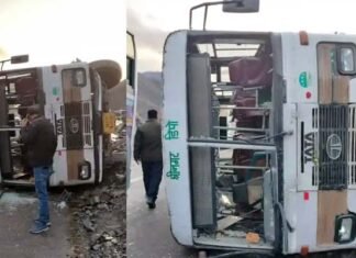 श्रीनगर आ रही रोडवेज बस सड़क पर पलटी, कंडक्टर समेत 8 लोग घायल Roadways bus coming to Srinagar overturned on the road near Tindhara