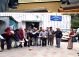 उत्तराखंड: प्रधानाचार्य के पदों पर सीधी भर्ती का विरोध जारी, शिक्षक संघ ने जलाई विज्ञप्ति की प्रतियाँ Copies burnt in protest against direct recruitment