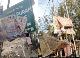 पोस्टर-बैनर के खिलाफ ग्रेटर नोएडा प्राधिकरण ने चलाया अभियान