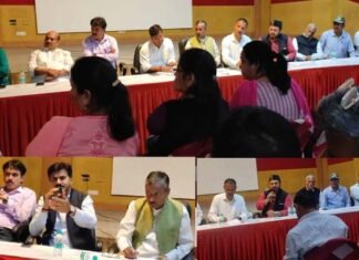 दिल्ली के पांडव नगर में चार साल की बच्ची के साथ दुष्कर्म मामले में न्याय की मांग को लेकर उत्तराखंड समाज के लोगों ने गढ़वाल भवन में की अहम बैठक, कैंडल मार्च निकालकर जताया विरोध