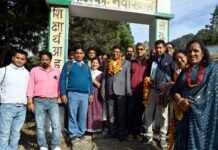 हिंदी प्रवक्ता डॉक्टर रमेश डोभाल को सेवानिवृत्ति पर विद्यालय परिवार एवं अभिभावकों ने दी भावभीनी विदाई