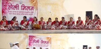 उत्तराखंड सांस्कृतिक समिति द्वारा आयोजित होली मिलन एवं होलिका दहन कार्यक्रम में महिला मंडली एवं पुरुष मंडली ने जमाया रंग