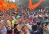 दिल्ली के पांडव नगर में 4 साल की बच्ची से दुष्कर्म मामले में आरोपी के घर के बाहर विरोध प्रदर्शन