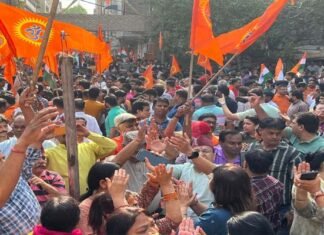 दिल्ली के पांडव नगर में 4 साल की बच्ची से दुष्कर्म मामले में आरोपी के घर के बाहर विरोध प्रदर्शन
