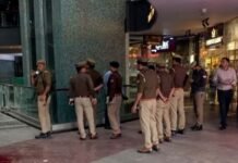 ग्रेटर नोएडा वेस्ट में दर्दनाक हादसा, छत की ग्रिल गिरने से 2 लोगों की मौत Blue-Sapphire-Mall-accident