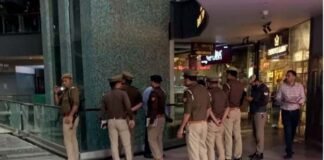 ग्रेटर नोएडा वेस्ट में दर्दनाक हादसा, छत की ग्रिल गिरने से 2 लोगों की मौत Blue-Sapphire-Mall-accident