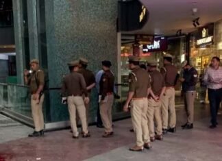 ग्रेटर नोएडा वेस्ट में दर्दनाक हादसा, छत की ग्रिल गिरने से 2 लोगों की मौत Blue-Sapphire-Mall-accident