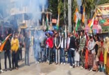 गणेश गोदियाल को गढ़वाल लोकसभा प्रत्याशी घोषित होने पर श्रीनगर कांग्रेस ने मिठाई बांटकर जताई खुशी