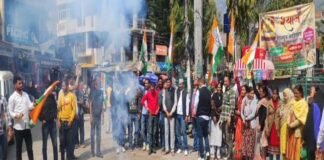 गणेश गोदियाल को गढ़वाल लोकसभा प्रत्याशी घोषित होने पर श्रीनगर कांग्रेस ने मिठाई बांटकर जताई खुशी