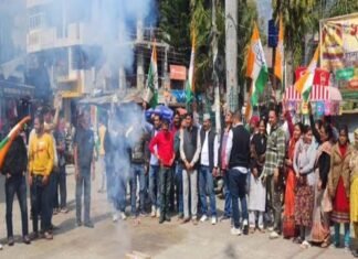 गणेश गोदियाल को गढ़वाल लोकसभा प्रत्याशी घोषित होने पर श्रीनगर कांग्रेस ने मिठाई बांटकर जताई खुशी