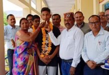 श्रीनगर के आयुष ने हाईस्कूल में किया जिला टॉप, प्रदेश में तीसरा स्थान, बिना ट्यूशन के 99% मार्क्स किये हासिल Ayush tops Pauri district in 10th board exam