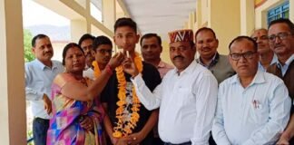 श्रीनगर के आयुष ने हाईस्कूल में किया जिला टॉप, प्रदेश में तीसरा स्थान, बिना ट्यूशन के 99% मार्क्स किये हासिल Ayush tops Pauri district in 10th board exam