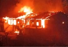 उत्तराखंड: यहाँ देर रात 14 मकानों में लगी भीषण आग, 4 सिलिंडर फटे, लाखों का नुकसान Massive fire broke out in Champawat