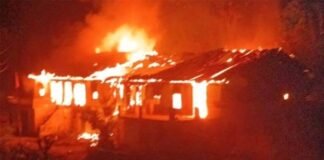 उत्तराखंड: यहाँ देर रात 14 मकानों में लगी भीषण आग, 4 सिलिंडर फटे, लाखों का नुकसान Massive fire broke out in Champawat