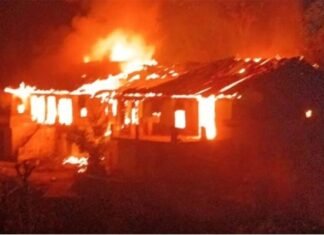 उत्तराखंड: यहाँ देर रात 14 मकानों में लगी भीषण आग, 4 सिलिंडर फटे, लाखों का नुकसान Massive fire broke out in Champawat