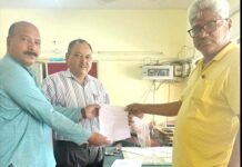 श्रीनगर के पीपल चौंरीं परिसर में तालाबंदी के खिलाफ प्रशासन को दिया ज्ञापन