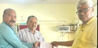 श्रीनगर के पीपल चौंरीं परिसर में तालाबंदी के खिलाफ प्रशासन को दिया ज्ञापन